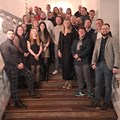 Absolventinnen und Absolventen mit der Weiterbildungsleitung Hermann Weilbach (h. 3. v.r.) und Miriam Stumpf (v. 3. v. r.) sowie Bildungsreferent Martin Girke (r) und dem Leiter des Bildungswerks, Dr. Stefan Raueiser (2.v.r.) - Foto: Christine Blaschko