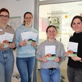 Kristin Knödler, Simone Heppert, Theresa Wetzler und Carolin Schunn (von links) präsentieren in der Präventionsstelle Schwaben in Günzburg die neue Informationsbroschüre für Angehörige des Maßregelvollzugs. - Foto: Georg Schalk