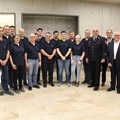 Regionalleiter Englert (v. r.), Feuerwehrreferent Munk, Vorstandsvorsitzender Brunhuber und Kreisbrandrat Müller bedankten sich bei der Werkfeuerwehr des BKH Günzburg für ihren Einsatz, u. a. bei der Hochwasser-Katastrophe 2024. - Foto: G. Schalk
