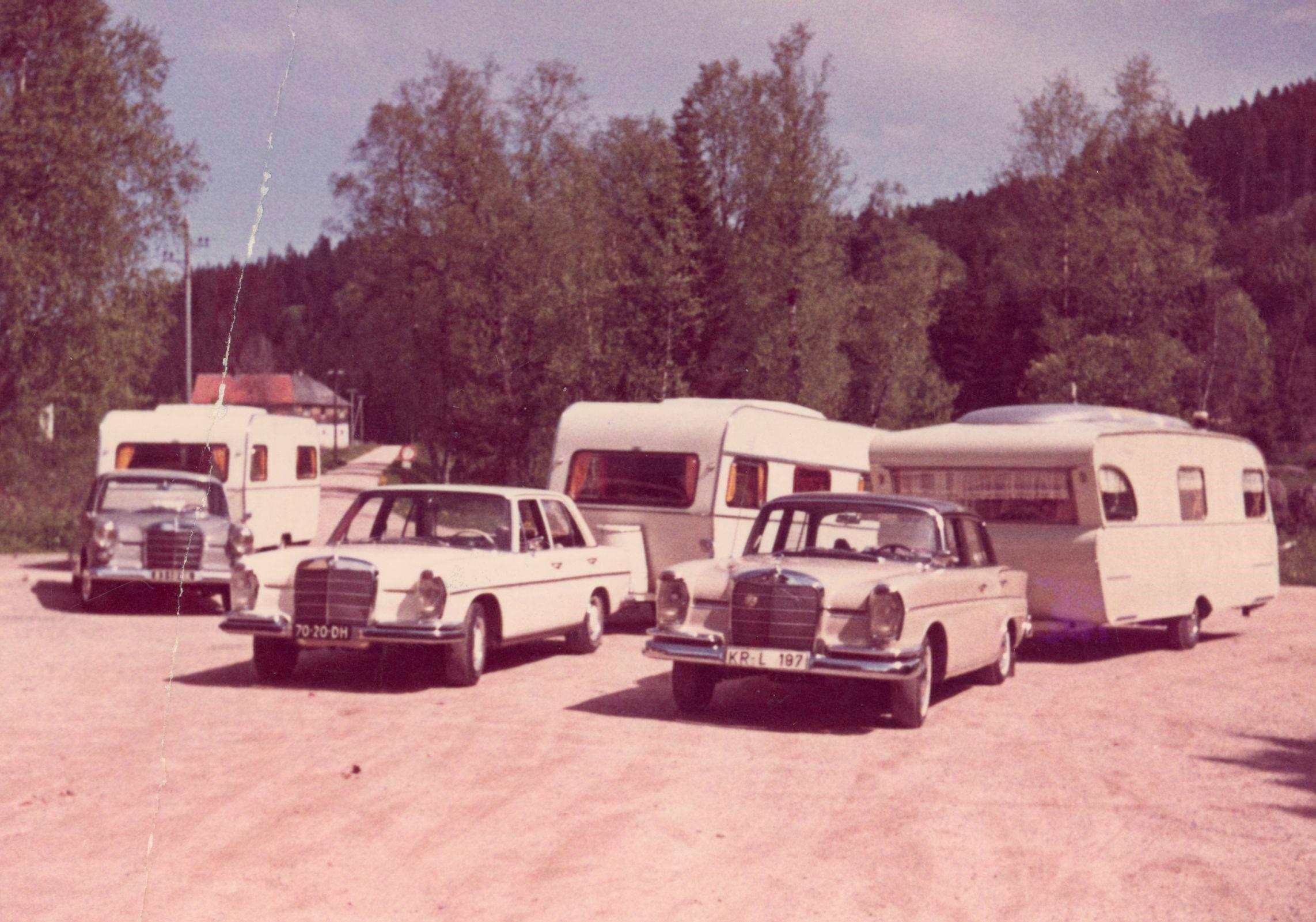 Parkende Autos mit Wohnwägen (Symbolbild), um 1960 Bildnachweis: private Sammlung, Marcella Reinhardt