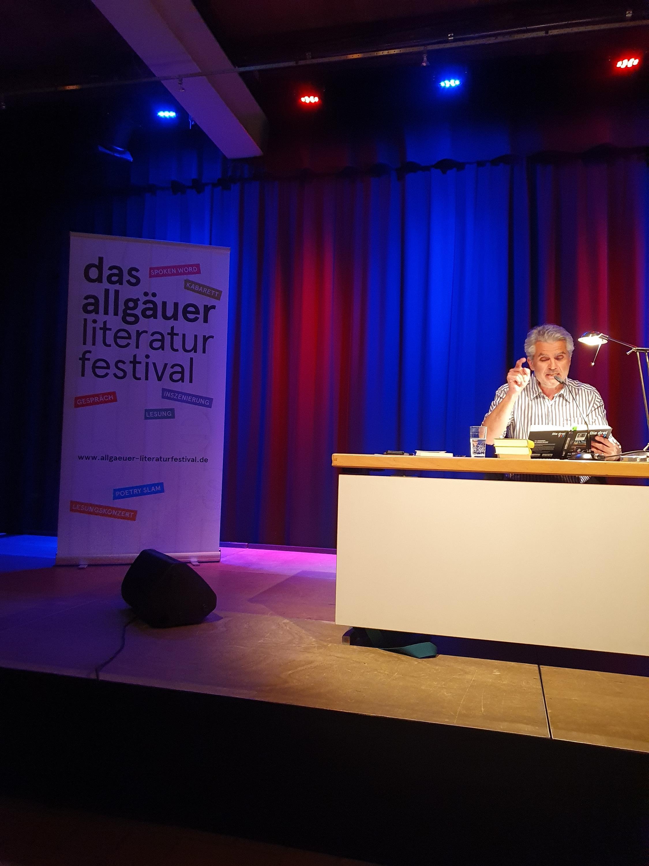 Eindrücklich und mitreißend liest Sonnleitner aus seinem neuesten Band und begeistert damit das Publikum - Foto: Nadja Hendriks, Schwabenakademie Irsee
