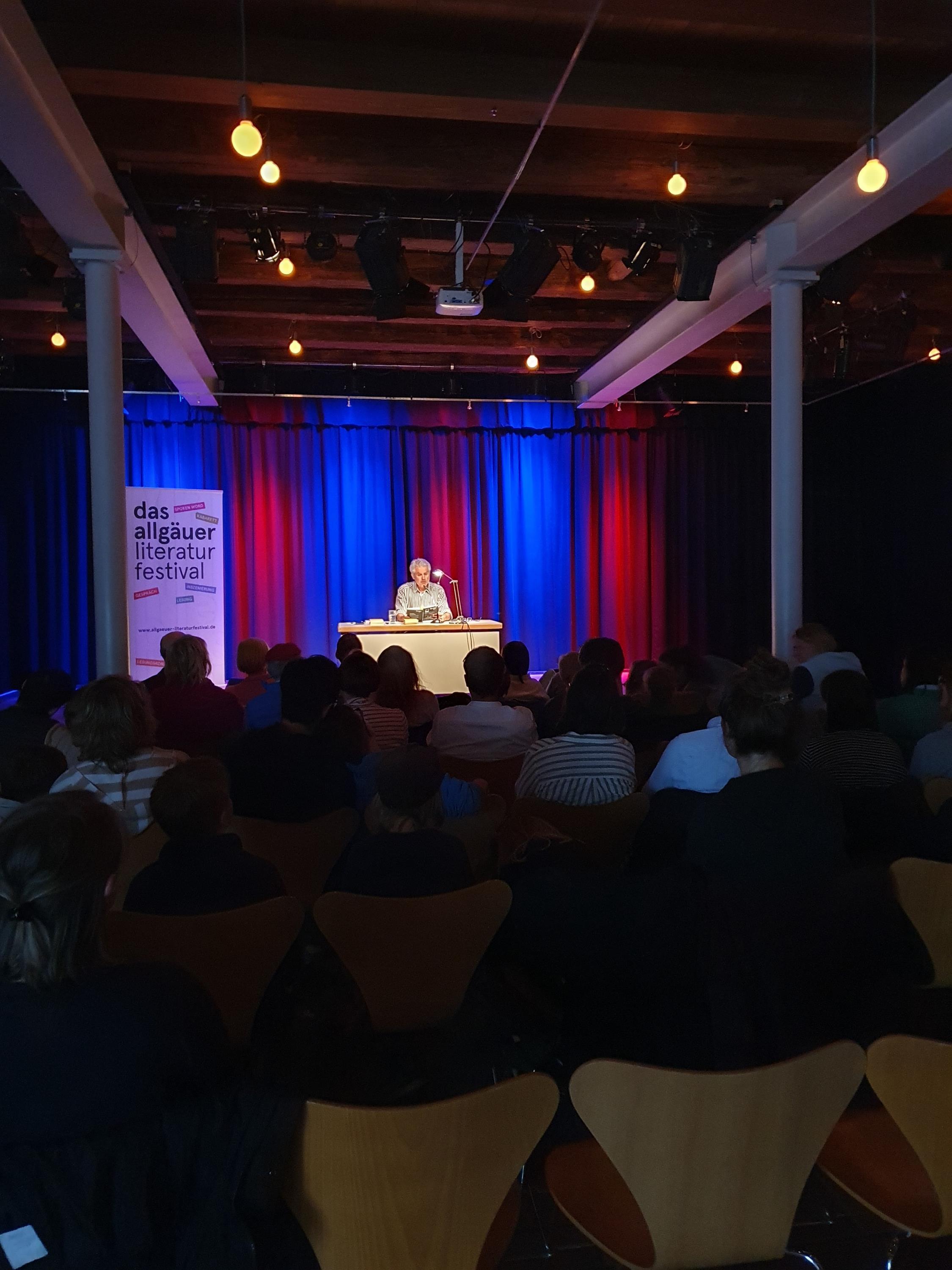 Großer Andrang bei der Lesung des drei ??? Autors Marco Sonnleitner im Antoniersaal in Memmingen - Foto: Nadja Hendriks, Schwabenakademie Irsee