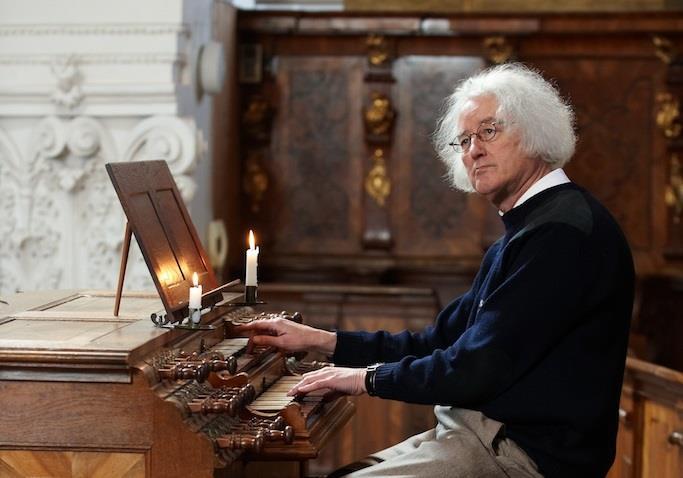 Organist Roland Götz an der Freiwiß-Orgel der Klosterkirche Irsee Bildnachweis: Harald Langer