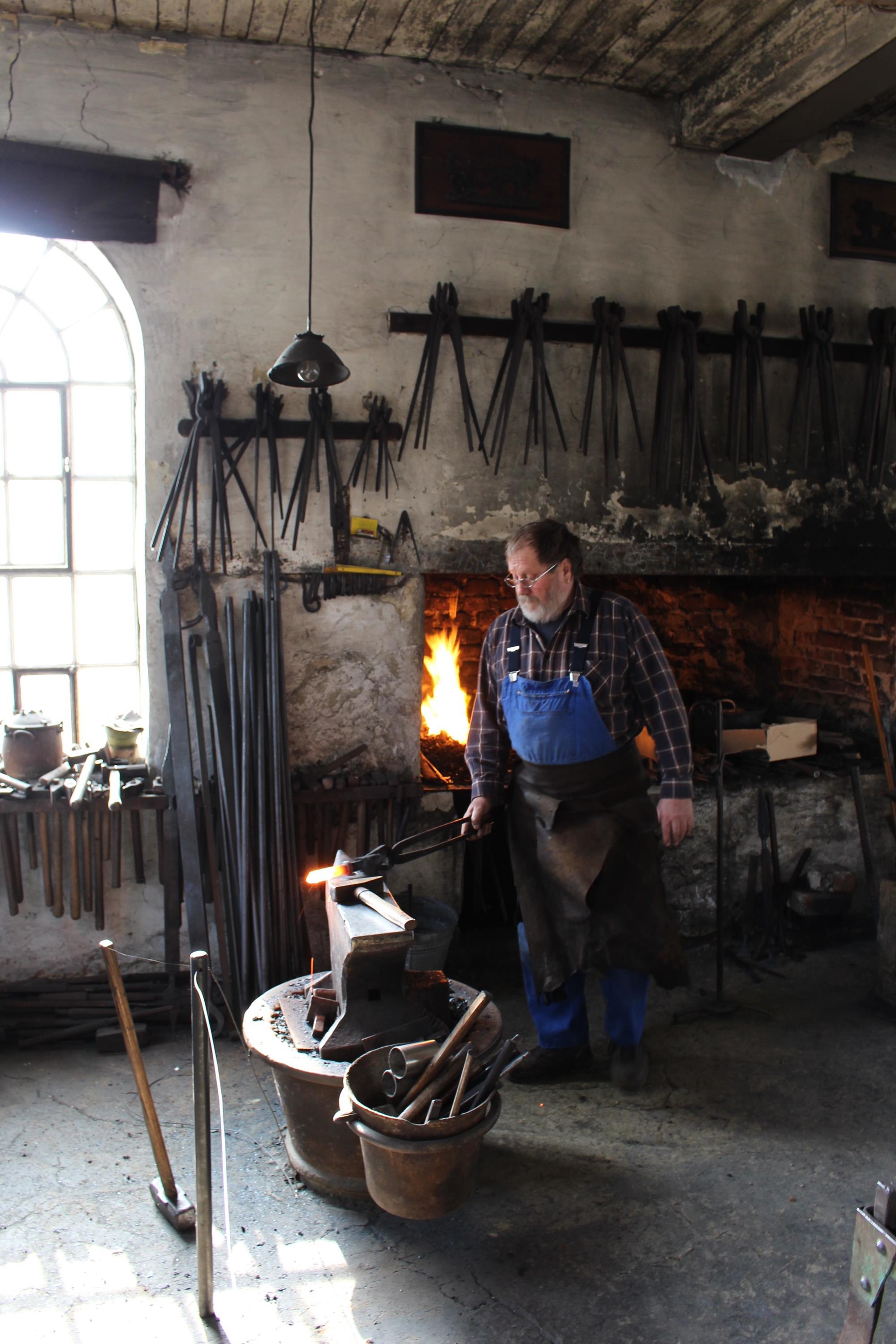 Schmiedevorführung in der historischen Hammerschmiede, Naichen  © Museum Oberschönenfeld, Foto: Dorothee Pesch