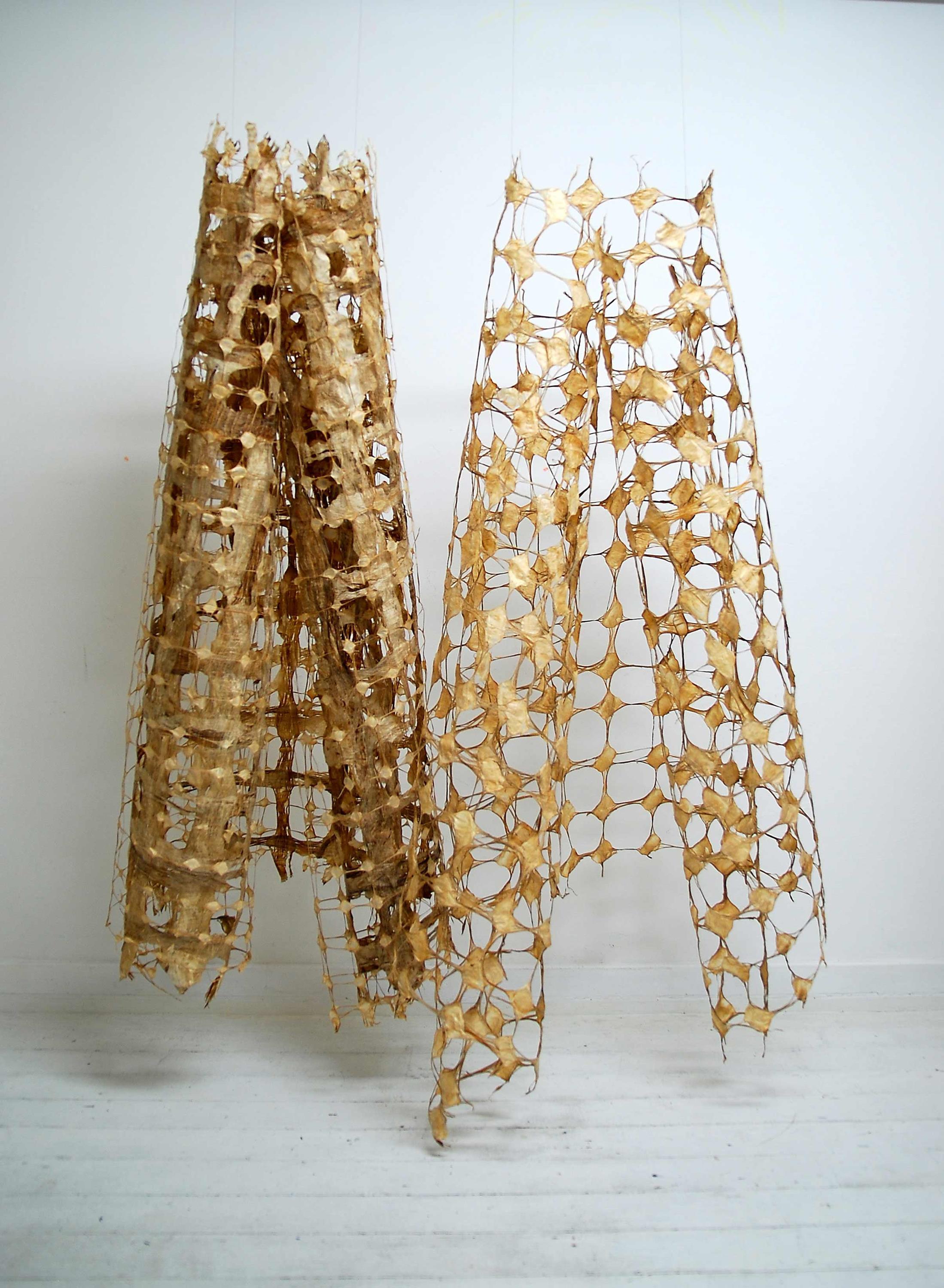 Dorothea Reese-Heim, Häutungen, Kozo, 2007, ca. 180x50x60 cm Bildnachweis: © VG Bild-Kunst, Bonn 2025; Foto: Dorothea Reese-Heim