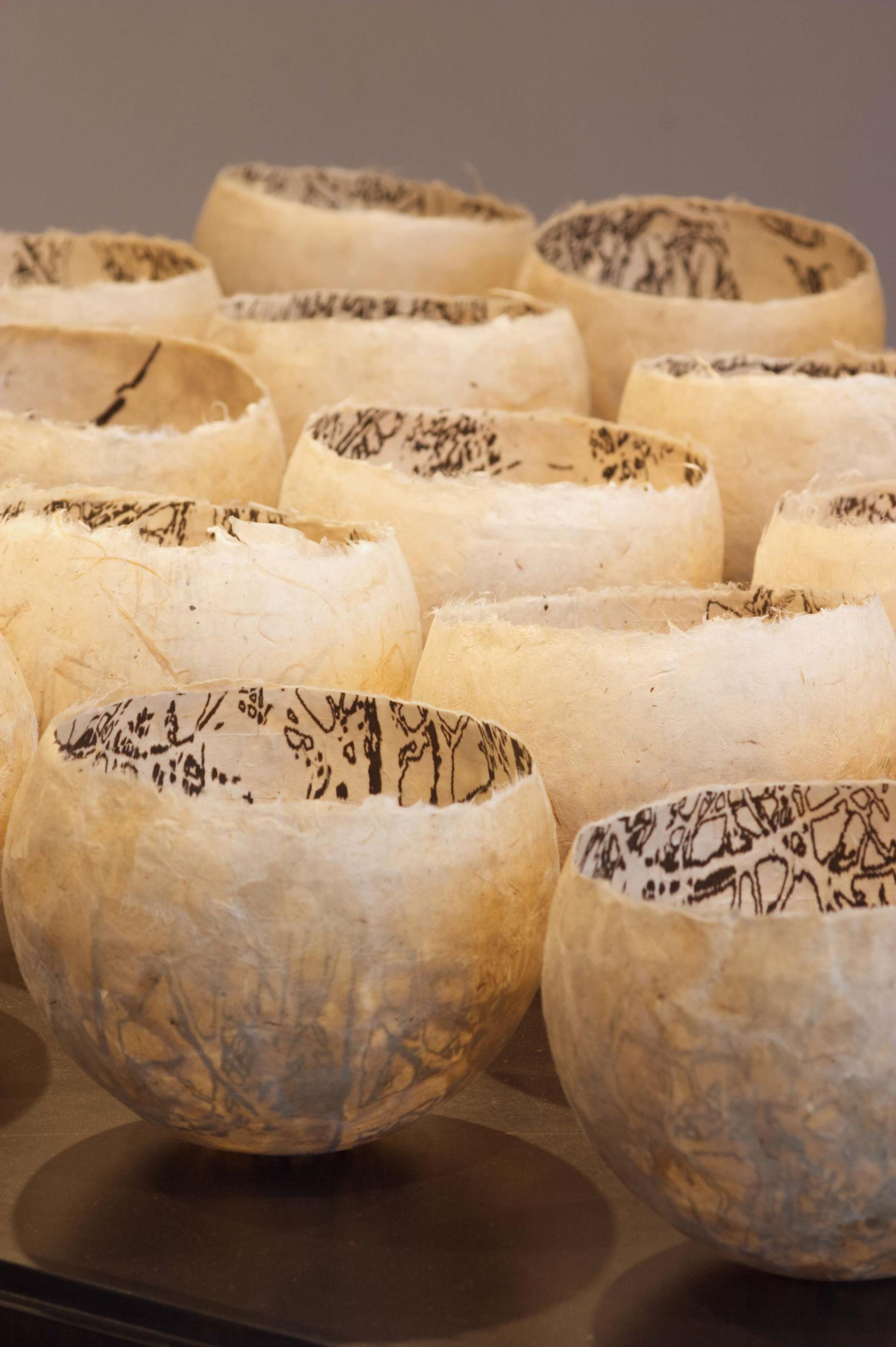 Andrea Viebach, Kleine Baumschalen, Kozo handgeschöpft, 2008, 25-teilig Bildnachweis: Andrea Viebach