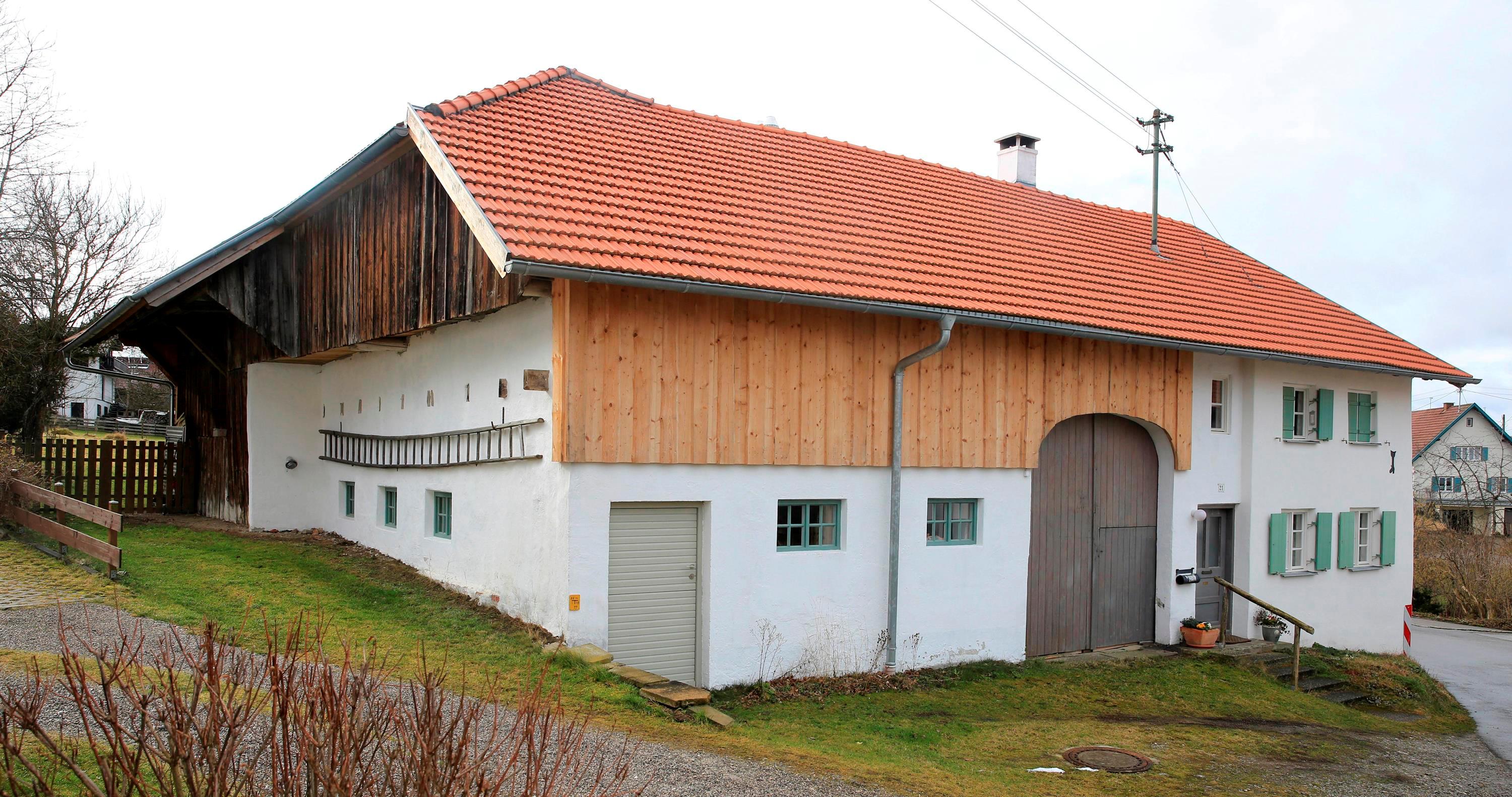 Das um 1730 erbaute Haus No. 48 (heute: Oberes Dorf 21) in Irsee wurde zwischen 2010 und 2019 ressourcenschonen saniert. Der Mittertennbau ist städtebaulich prägend und steht seit 2017 unter Denkmalschutz; Foto: Matthias Wild.