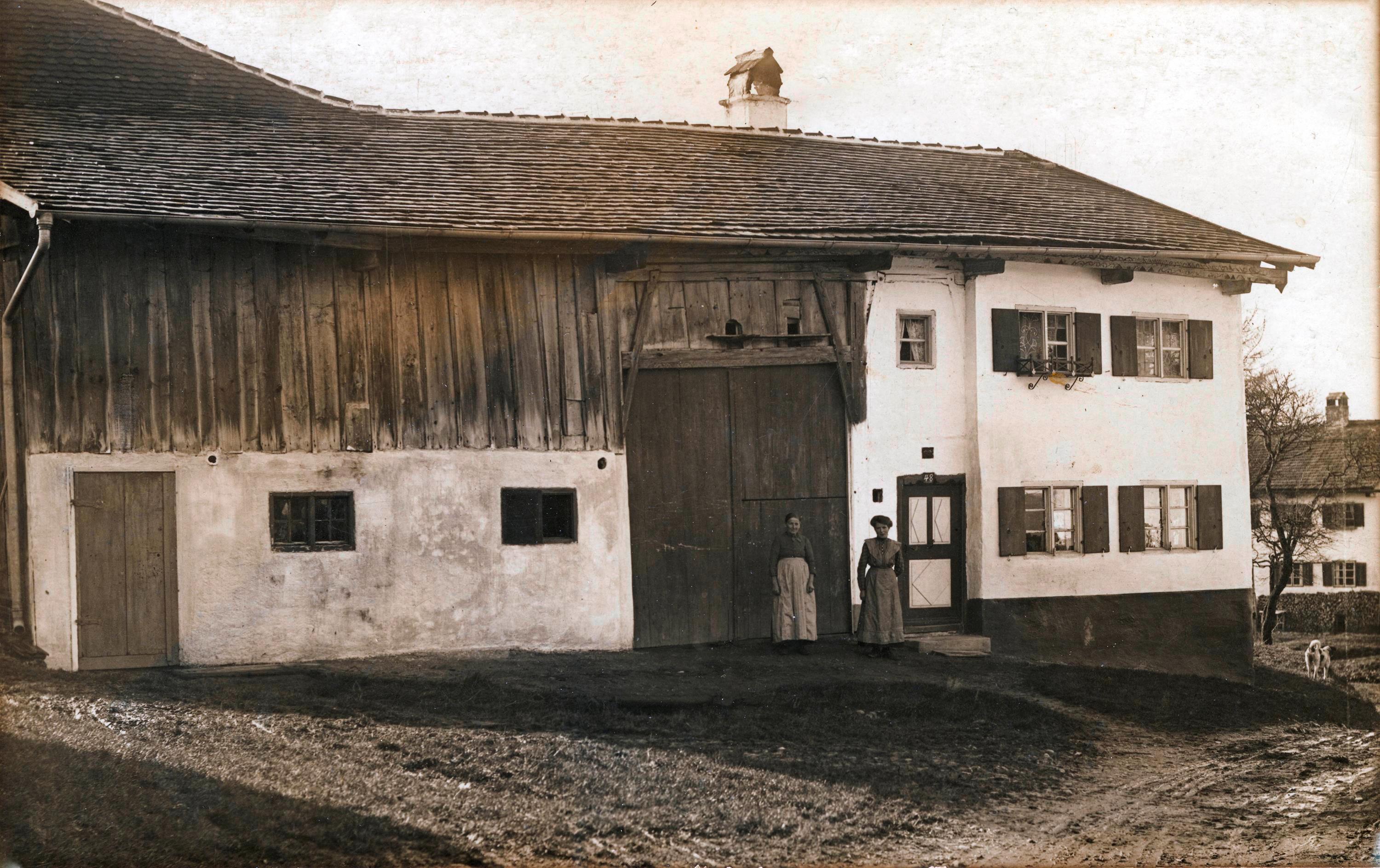 Das historische Haus No. 48 (heute: Oberes Dorf 21) in Irsee, um 1910; Foto: Erika Schuster, Waltenhofen.