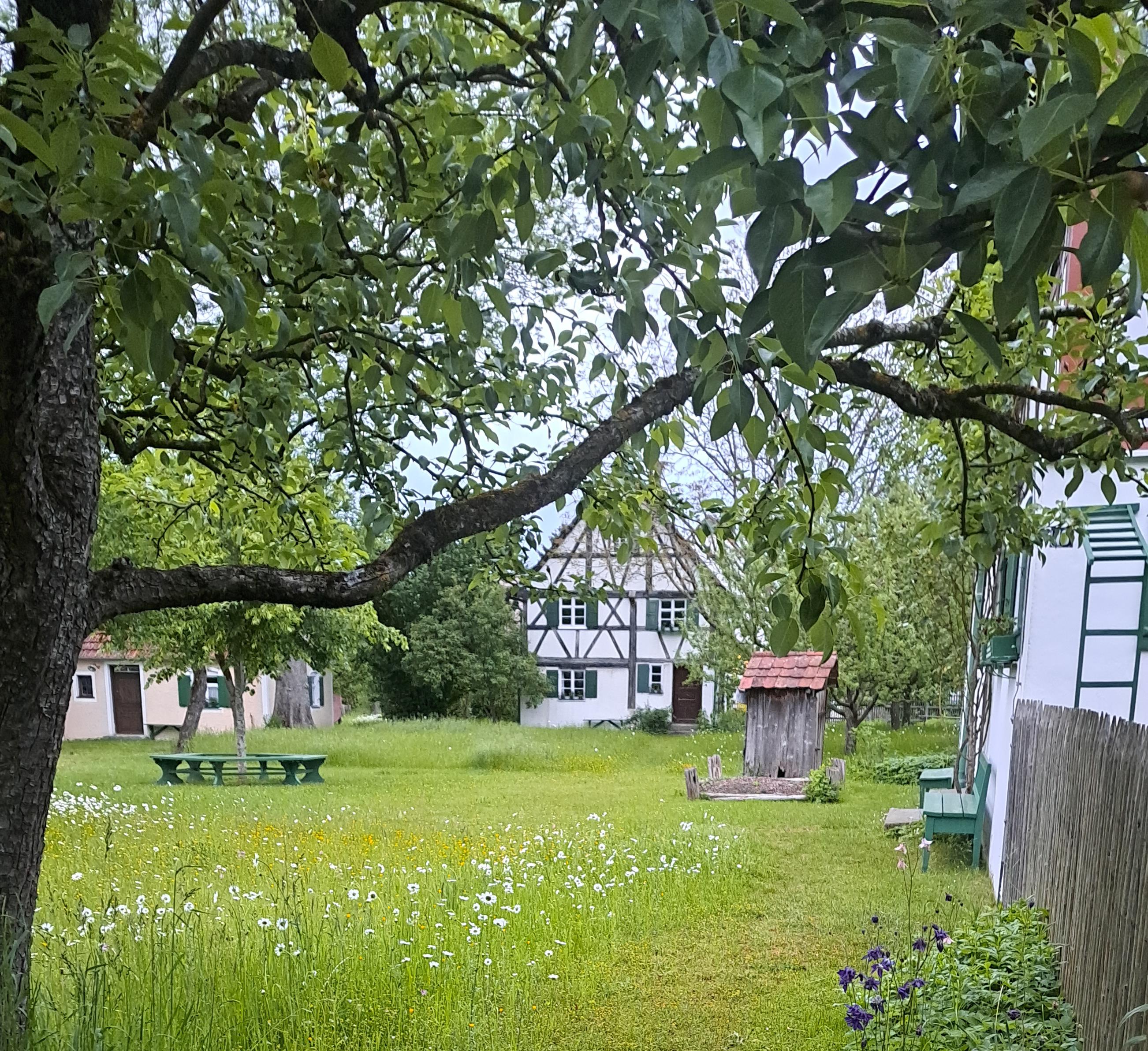 Eröffnung der Ausstellung zur Knopfmacherei in der Kriesheimatstube Stoffenried