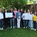 Vertreteter/-innen der drei Organisationen und Mitarbeiterinnen des BKH Memmingen mit den Schecks - Foto: Georg Schalk, Bezirkskliniken Schwaben