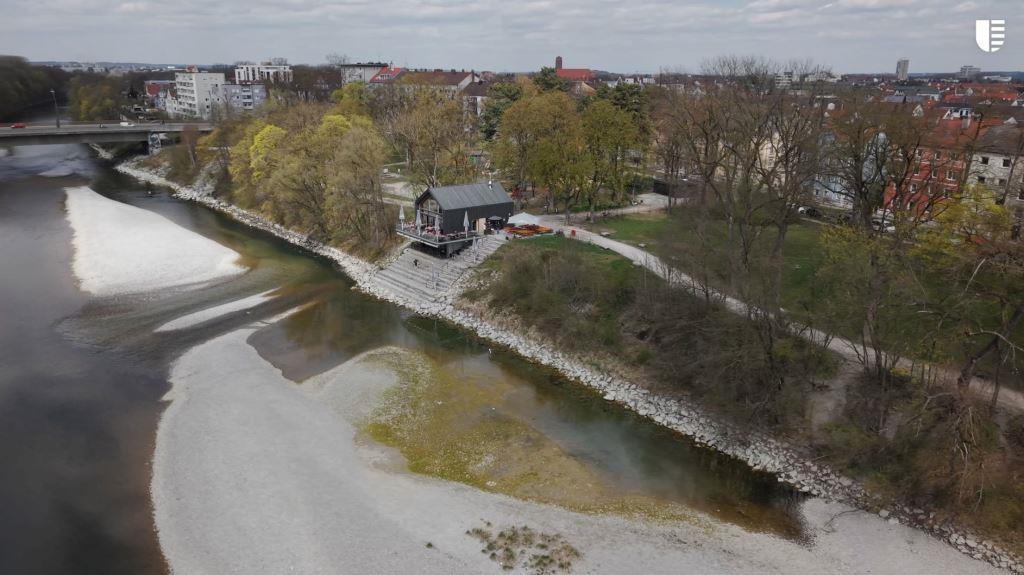 Die neue Floßlände in Pavillon-Bauweise erinnert an die Zeltaufbauten historischer Flöße und ist durch eine Freitreppe mit dem Wasser verbunden.