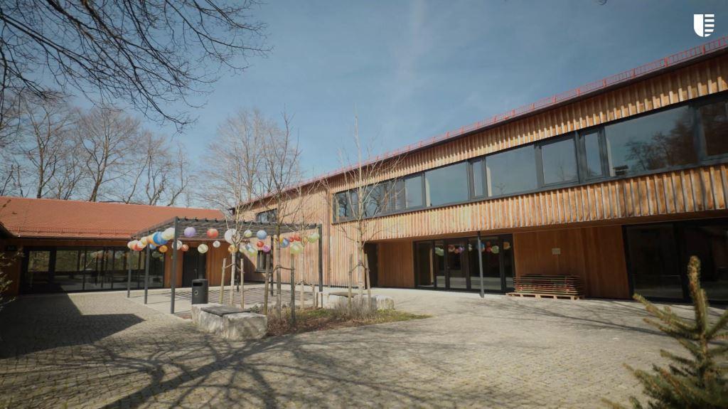 Für die Schlaf- und Aufenthaltsräume des neu gestalteten Jugendzeltplatzes Rücklenmühle in Zusmarshausen wurde Holz aus dem Siebentischwald verwendet, das aus Sicherheitsgründen ohnehin gefällt werden musste. - Foto: Marco Kleebauer/ © MK-Fotografie