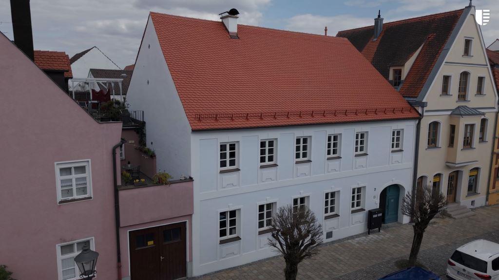 Christina Götz und Alexander Graw ließen das historische Friedberger Bürgerhaus aus dem 17. Jahrhundert behutsam restaurieren – der doppelte Dachstuhl konnte erhalten werden.  - Foto: Marco Kleebauer/ © MK-Fotografie
