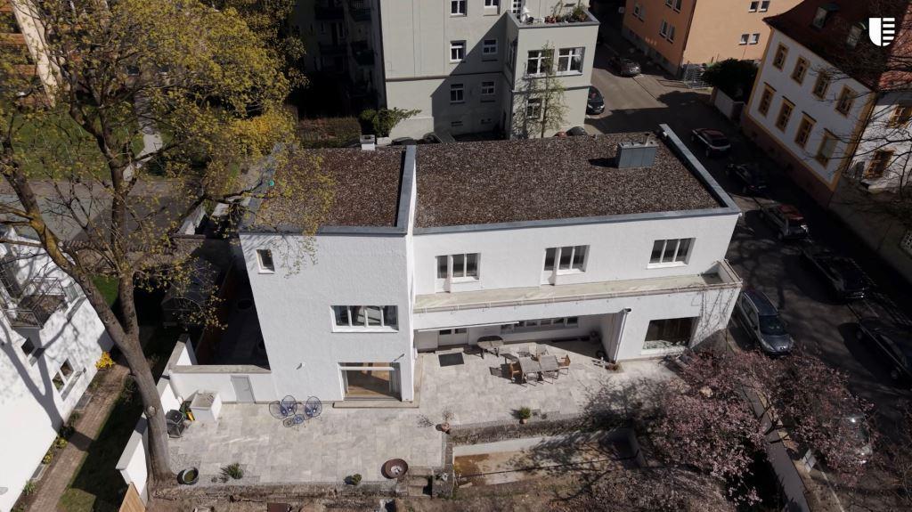 Eine Besonderheit: die beiden großen, komplett im Boden versenkbaren Fenster zur Terrasse hin – der Mechanismus funktioniert nach fast 100 Jahren immer noch.