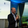 Bezirkstagspräsident Martin Sailer redet bei der Preisverleihung