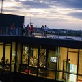 Außenansicht Location "Weitblick" in der Abenddämmerung 