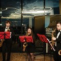 Eine vierköpfige Band spielt Saxophon 