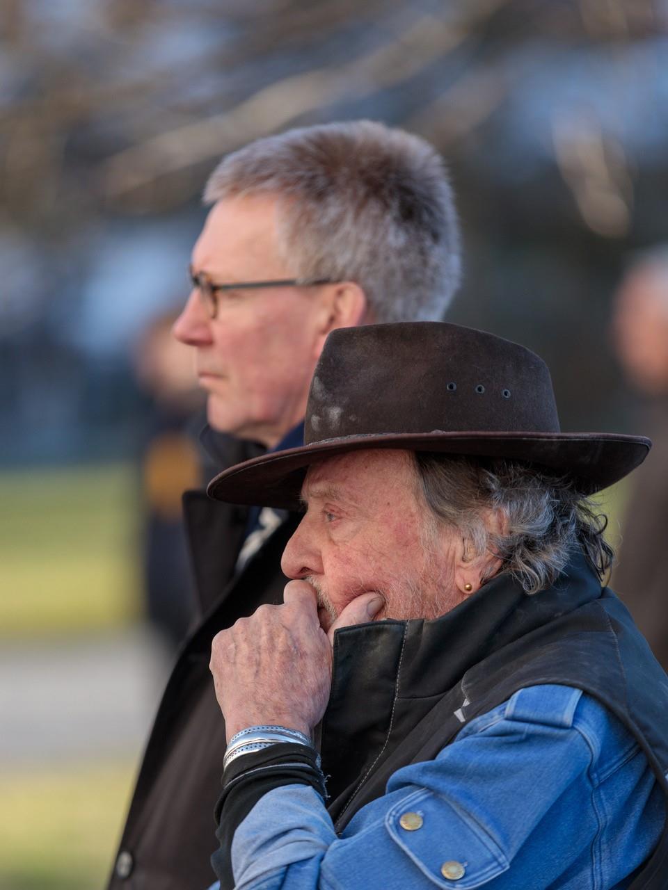 Gunter Demnig bei der Stolperstein-Setzung in Irsee (2) - Foto: Martin Zurek