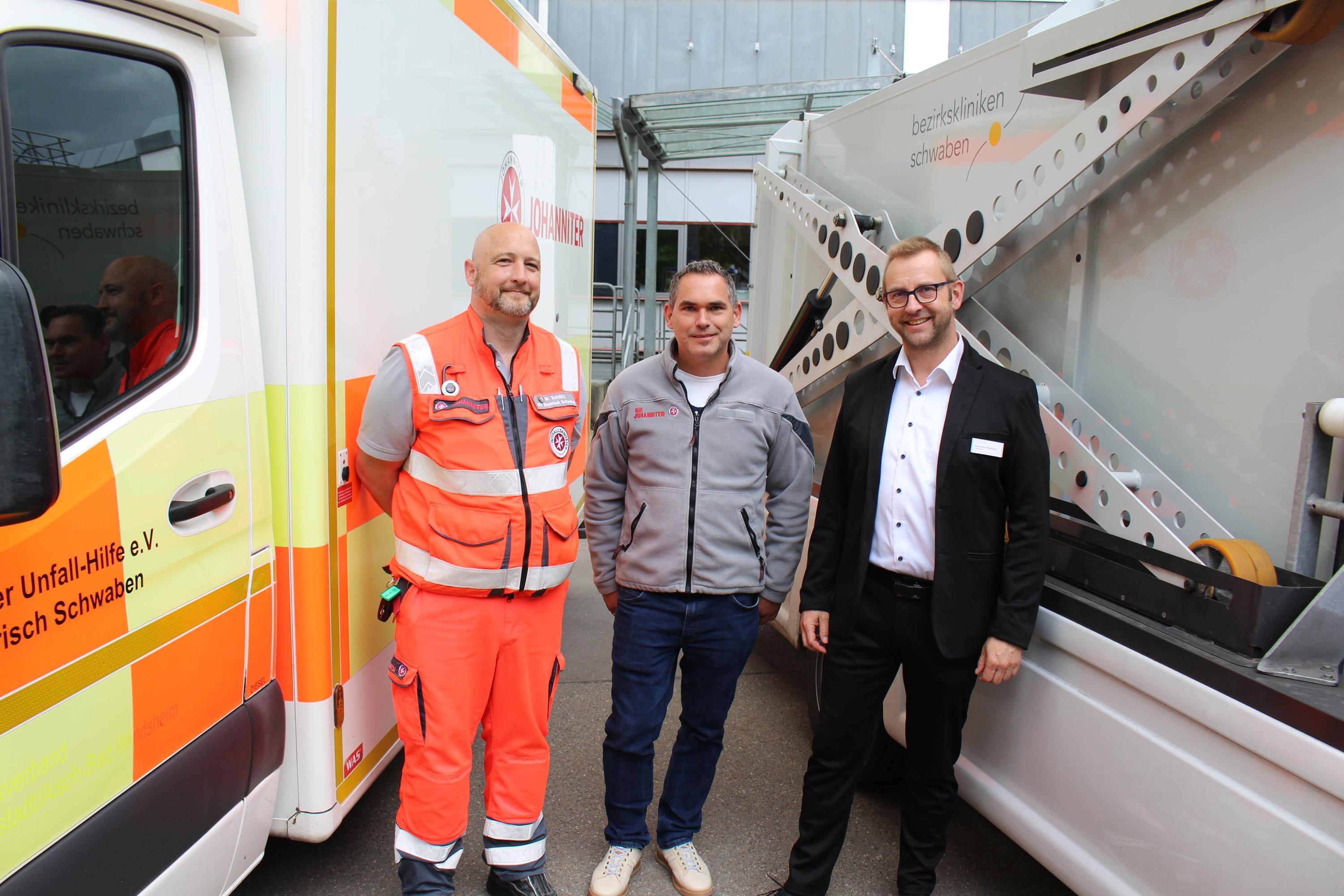(von links): Michael Schütz Wachleiter der Johanniter in Augsburg und Kötz, Rettungsdienstleiter Florian Bäuml und der Leiter des Dienstleistungs- und Logistikzentrums (DLZ) der Bezirkskliniken in Günzburg, Bernhard Weishaupt