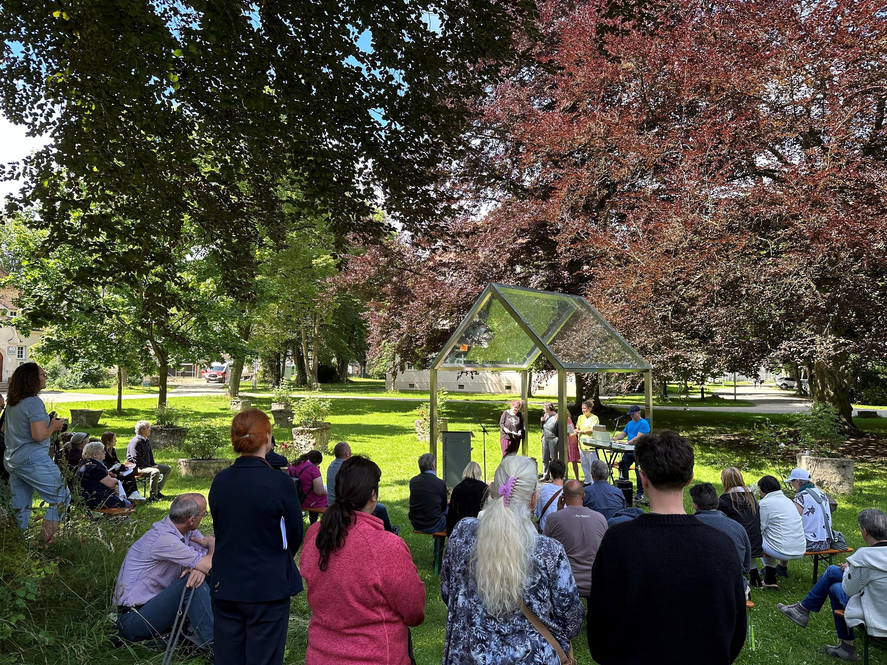 Gedenkfeier am Mahnmal im Rosengarten des BKH