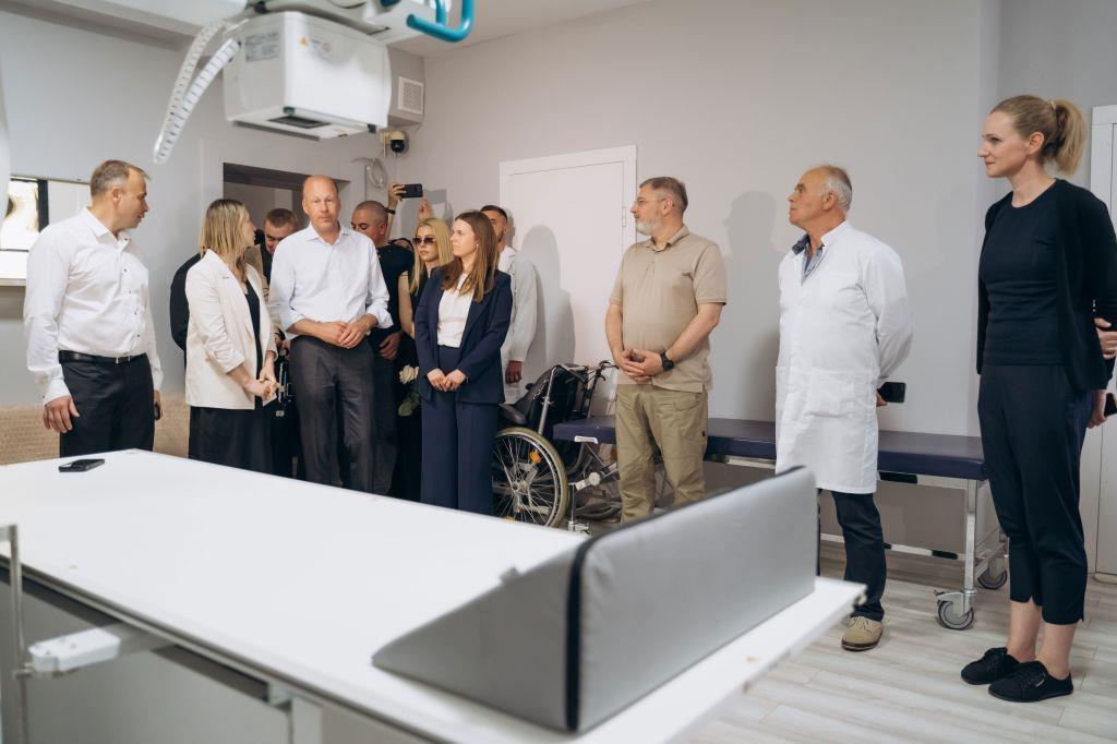 Bezirkstagspräsident Martin Sailer zu Gast in einem Veteranenzentrum im südwestukrainischen Waschkiwzi. Im Bild zu sehen auch ein von den Bezirkskliniken gespendetes Röntgengerät. Bildnachweis: Sergiu Rusu