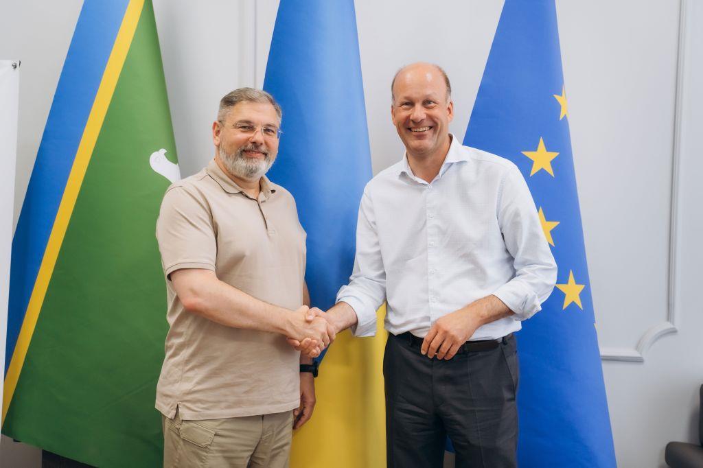 Bezirkstagspräsident Martin Sailer (rechhts) und der Gouverneur der Partnerregion Tscherniwzi, Ruslan Zaparanyuk. Bildnachweis: Sergiu Rusu