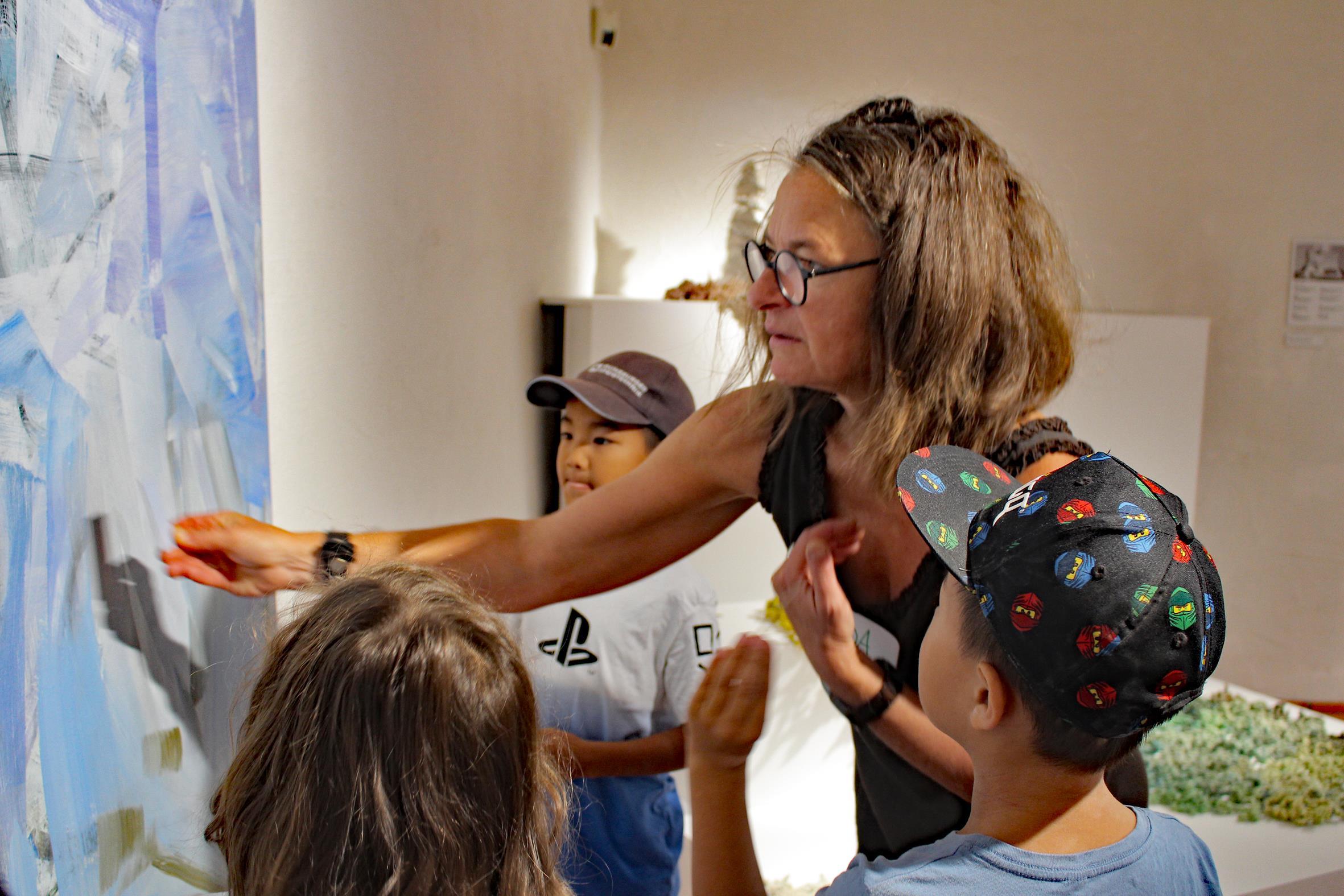 Am Gemälde Kreativwerkstatt Gedankenpflücken © Museum Oberschönenfeld, Foto: Martina Laux