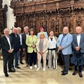 Die Mitglieder des Kultur- und Europaausschusses vor dem barocken Chorgestühl des Kartausenmuseums Buxheim mit dem stellv. BTP Peter Schiele (5. v. l.) sowie Buxheims Erstem Bürgermeister Wolfgang Schmidt (4. v. l.) - Foto: Matthias Hain, Bezirk Schwaben