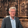 Der stellvertretende Bezirkstagspräsident Peter Schiele vor dem barocken Chorgestühl des Kartausenmuseums Buxheim. - Foto: Matthias Hain, Bezirk Schwaben