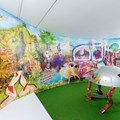Jakob Zimmermanns Mixed Media-Installation „Marching to the beat of desire“, ausgestellt im Kunstverein Wolfsburg. - Foto: Jakob Zimmermann