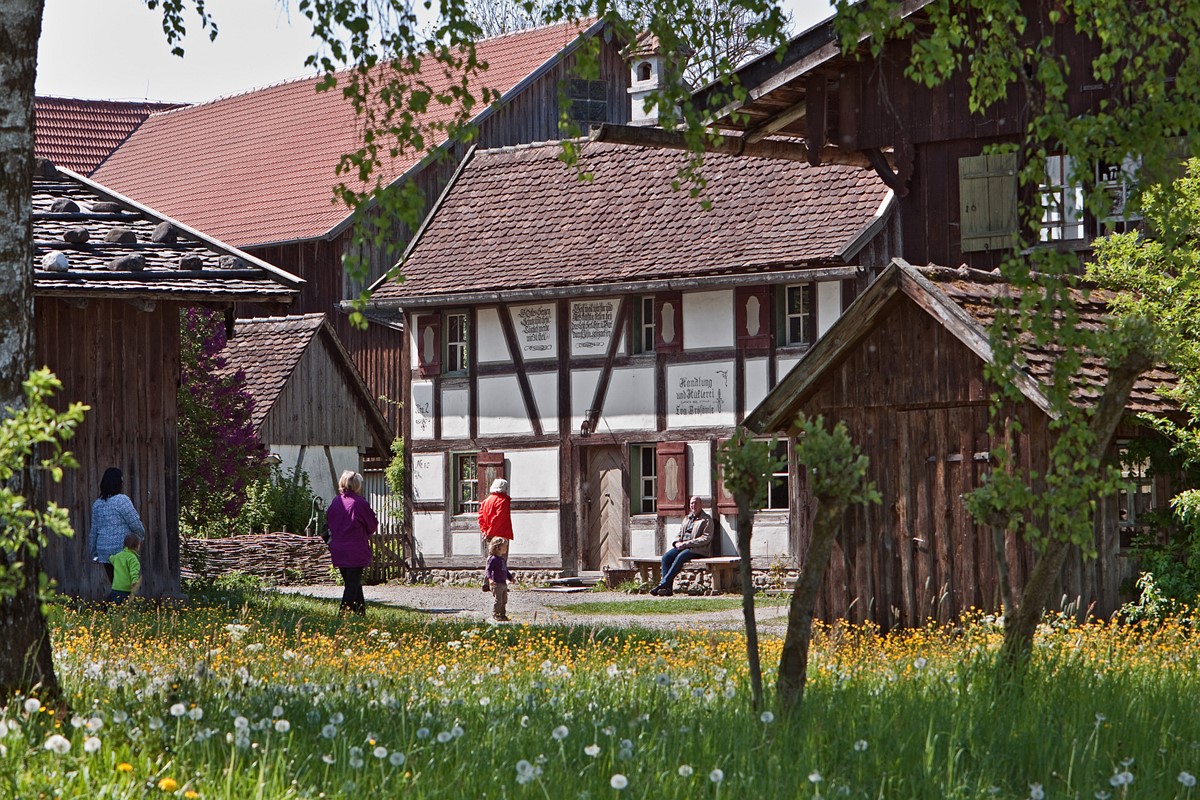 Bezirkstagssitzung in Illerbeuren: Berichte der Beauftragten für Jugend und für Menschen mit Behinderung 