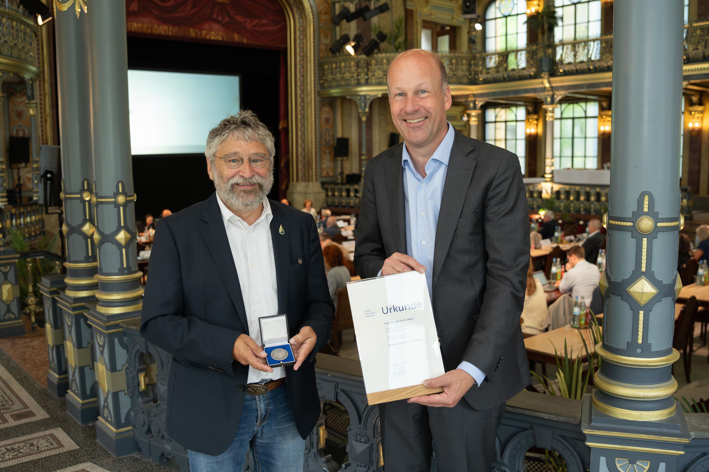 Bezirk Schwaben ehrt den Leipheimer Vogel- und Umweltschützer Dr. Ulrich Mäck mit der Sieben-Schwaben-Medaille