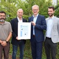 IHK-Regionalgeschäftsführer für den Wirtschaftsraum Augsburg, Jens Walter (Zweiter v. r.), überreichte (v. l.) Paul Pirisino, Stefan Reitsam und Fabian Malz (alle Bezirkskliniken Schwaben) die EMAS-Urkunde.  - Foto: Georg Schalk, Bezirkskliniken Schwaben