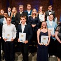 Ministerpräsident Dr. Markus Söder (Mitte) und Ministerin Anna Stolz (rechts neben ihm) mit den ausgezeichneten jungen Menschen, darunter Guiliana Falger aus Kaufbeuren (vorne rechts). - Foto Jens Hartmann, Kultusministerium