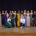 Die erfolgreichen Absolventinnen und Absolventen mit ihren Lehrkräften - Foto: Manuel Peczler, Berufsfachschule für Pflege Kaufbeuren