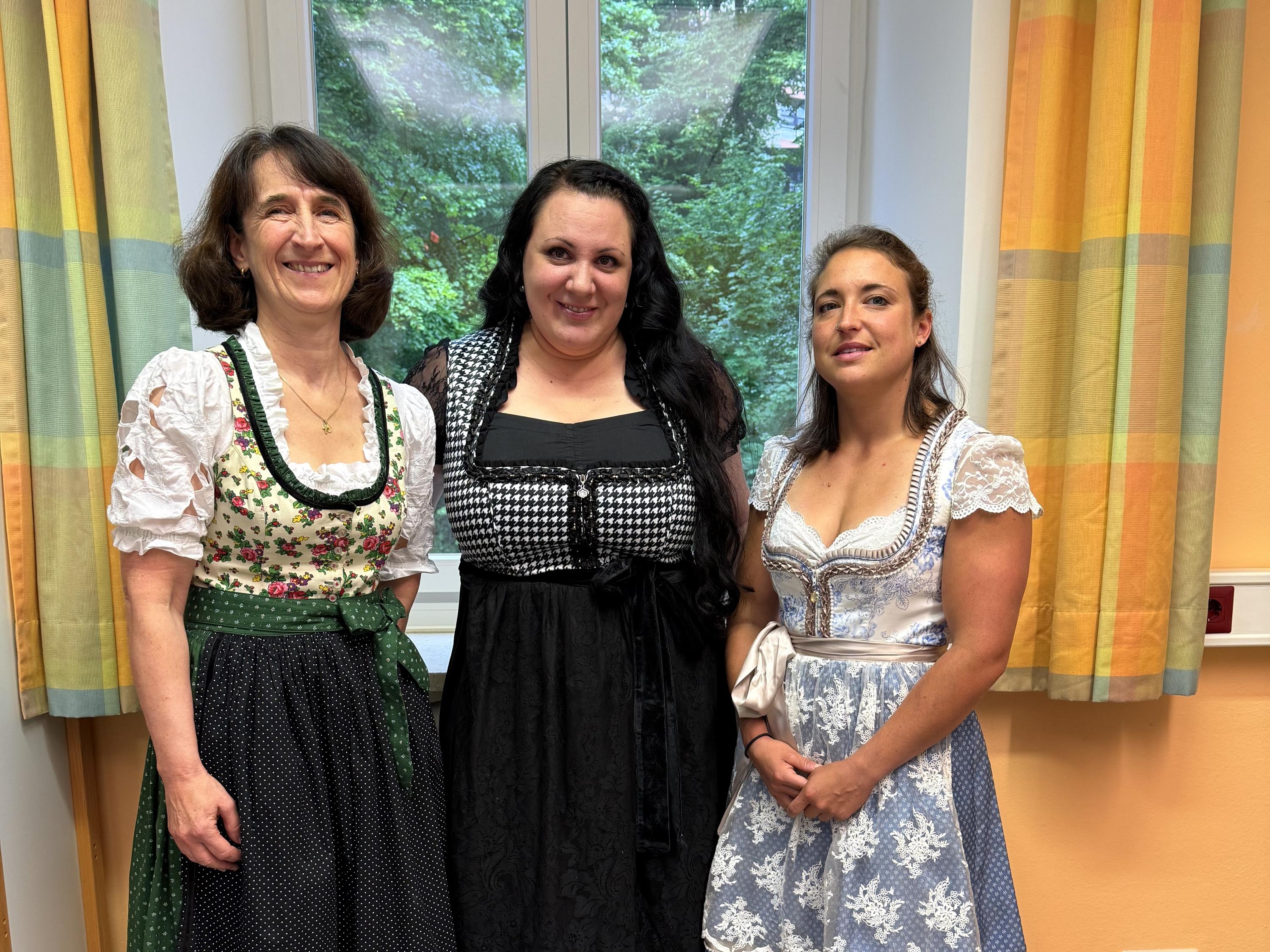 Dr. Barbara Neumann (rechts) und Marina Neumair (beide Klassenleitung; links) freuen sich mit Guiliana Falger über ihre besondere Ehrung. - Foto: Manuel Peczler, Berufsfachschule für Pflege Kaufbeuren