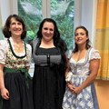 Dr. Barbara Neumann (rechts) und Marina Neumair (beide Klassenleitung; links) freuen sich mit Guiliana Falger über ihre besondere Ehrung. - Foto: Manuel Peczler, Berufsfachschule für Pflege Kaufbeuren