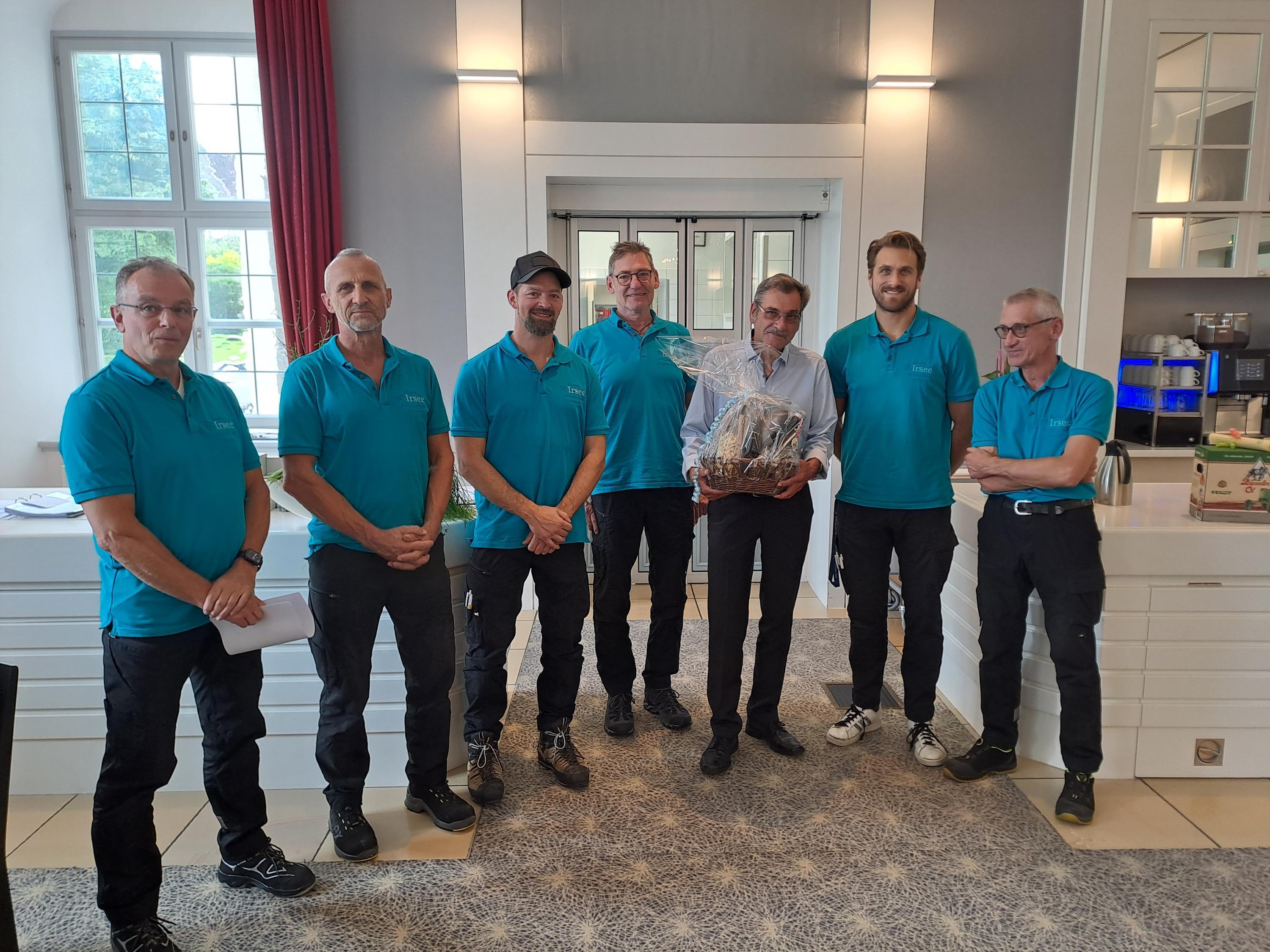 Manfred Reuter (3.v.r.) im Kreis seiner Haustechnik-Kollegen Harry Bittner, Peter Zedelmayr, Rudolfo Russo, Stefan Schneckenaichner, Dennis Schmitz und Christian Rudolph (v.l.n.r.). - Foto: Claudia Blank, SBZI