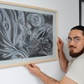 Lorenzo alias Karl Fichte vor seinem Lieblingsbild „Die Schöne und das Biest“. - Foto: Georg Schalk, Bezirkskliniken Schwaben