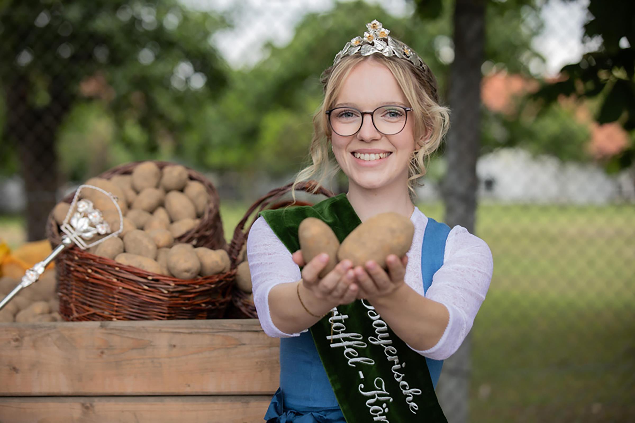 Die amtierende bayerische Kartoffelkönigin Elena Foto: Bayerische Kartoffel GmbH