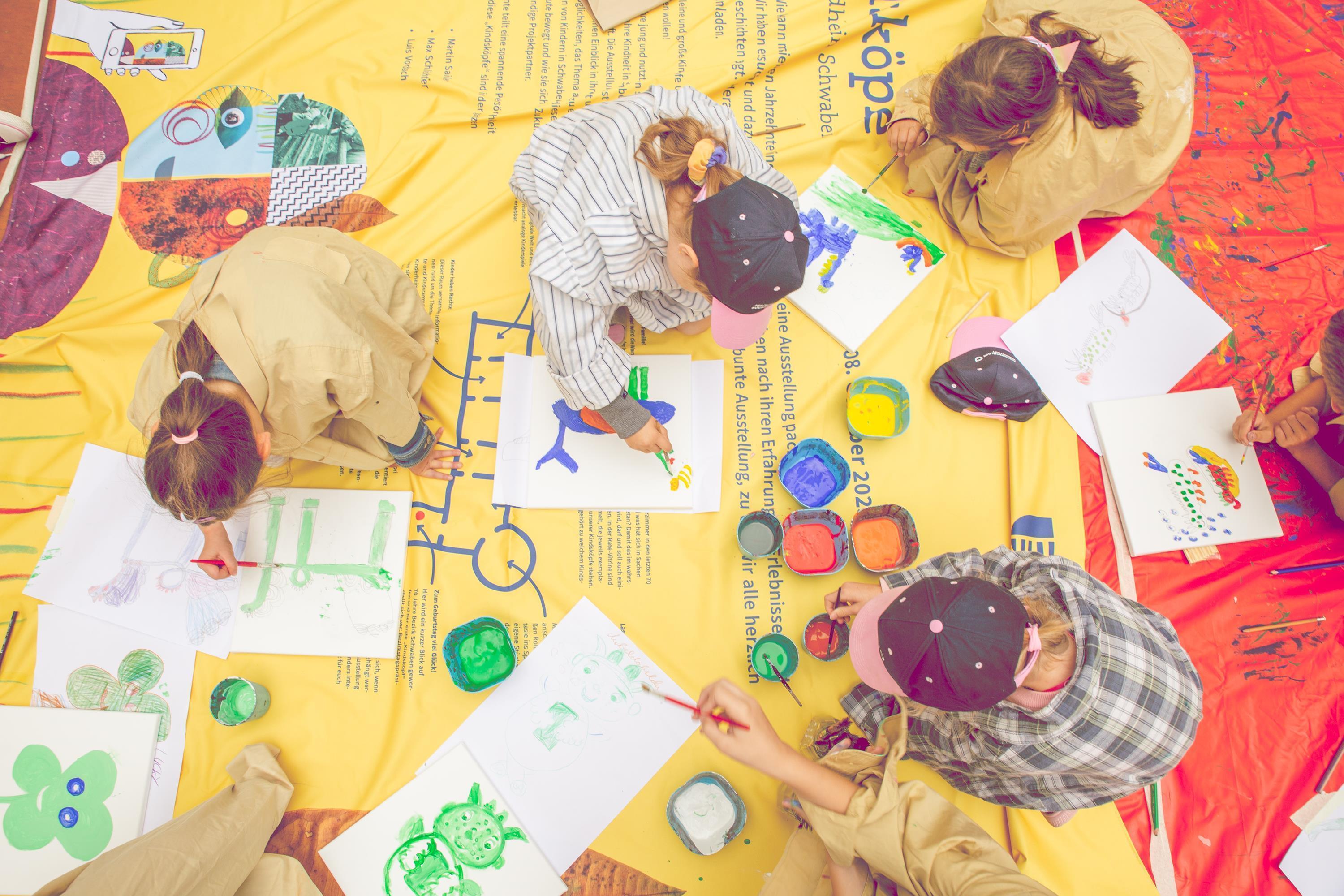 Gemeinsam mit dem „DemokraTier“ werden die Kinder kreativ Foto: Mira Hörter