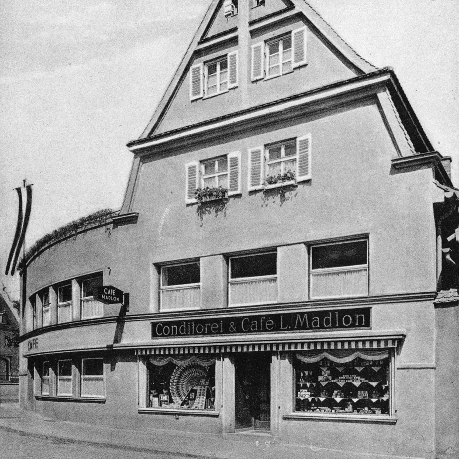 Außenfassade mit Schaufenster