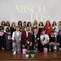 Der erfolgreiche Abschlusskurs H 22 der Berufsfachschule für Pflege in Günzburg mit Lehrkräften. - Foto: Sellmo Smaili