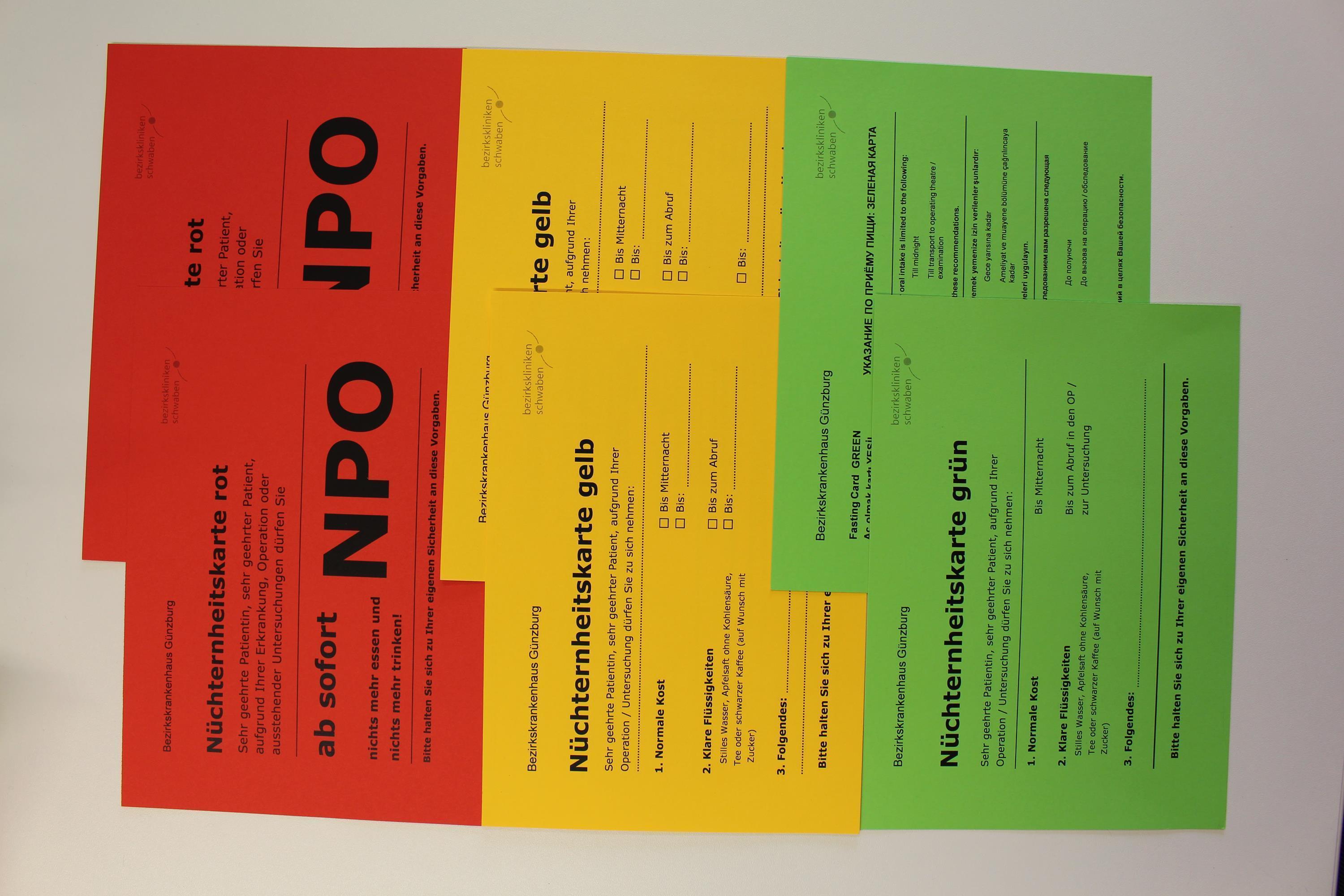 Diese Karten (rot/gelb/grün) sind Bestandteil des neuen Nüchternheitskonzepts am BKH Günzburg. Damit soll signalisiert werden, wie lange Patientinnen und Patienten vor einer OP noch trinken dürfen. - Foto: Georg Schalk Leider haben wir keinen Alternativtext zu diesem Bild, aber wir arbeiten daran.
