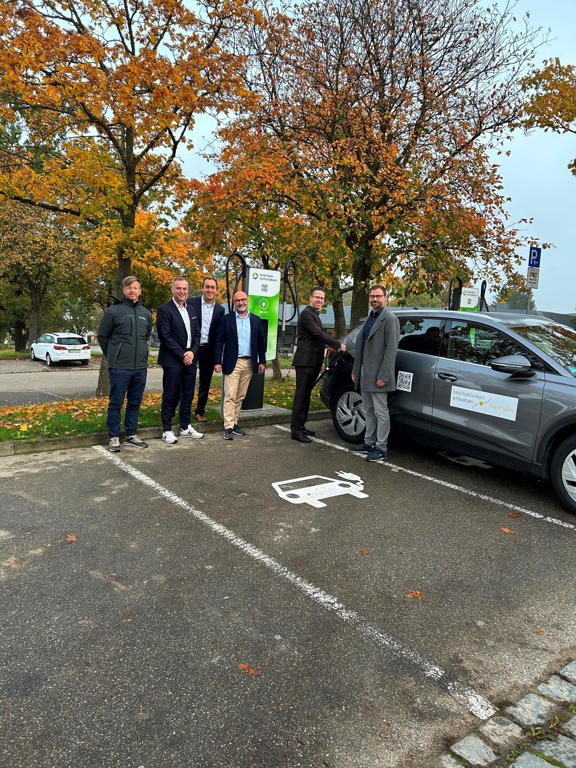 Neue Ladesäulen am Bezirkskrankenhaus Günzburg eingeweiht