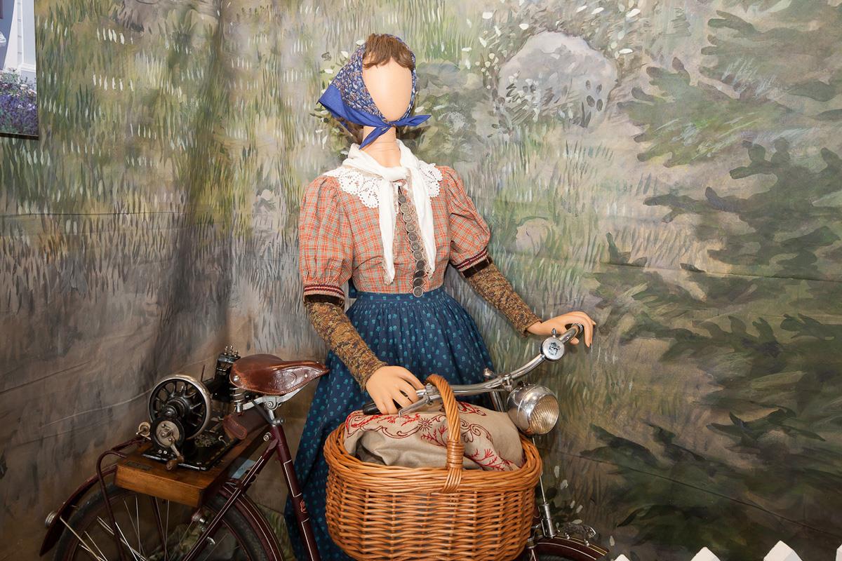 Ein Aichacher Musigwand auf einer Puppe mit Fahrrad