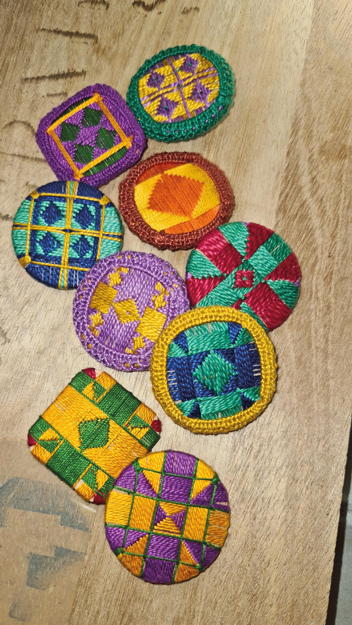 Posamentenknöpfe in Auflegetechnik