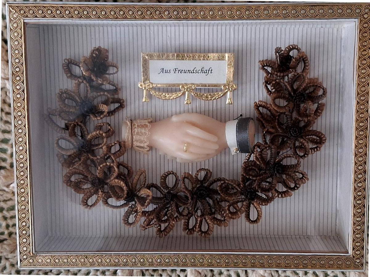 Ein Haarbild  mit der Beschriftung Aus Freundschaft