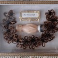 Ein Haarbild  mit der Beschriftung Aus Freundschaft