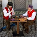 Zwei Männer bei der Knopfmacherei